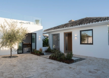 VILLA DE ESTILO MEDITERRÁNEO-ESCANDINAVO EN VENTA CERCA DE LA PLAYA DE NUEVA ANDALUCIA