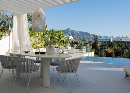VILLA DE ESTILO MEDITERRÁNEO-ESCANDINAVO EN VENTA CERCA DE LA PLAYA DE NUEVA ANDALUCIA
