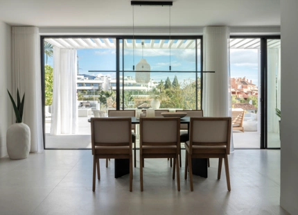 VILLA DE ESTILO MEDITERRÁNEO-ESCANDINAVO EN VENTA CERCA DE LA PLAYA DE NUEVA ANDALUCIA