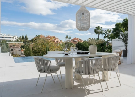 VILLA DE ESTILO MEDITERRÁNEO-ESCANDINAVO EN VENTA CERCA DE LA PLAYA DE NUEVA ANDALUCIA