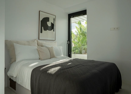 VILLA DE ESTILO MEDITERRÁNEO-ESCANDINAVO EN VENTA CERCA DE LA PLAYA DE NUEVA ANDALUCIA