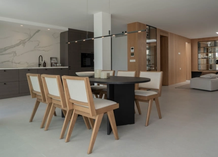 VILLA DE ESTILO MEDITERRÁNEO-ESCANDINAVO EN VENTA CERCA DE LA PLAYA DE NUEVA ANDALUCIA