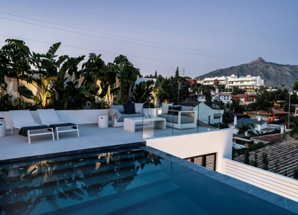 VILLA DE ESTILO MEDITERRÁNEO-ESCANDINAVO EN VENTA CERCA DE LA PLAYA DE NUEVA ANDALUCIA