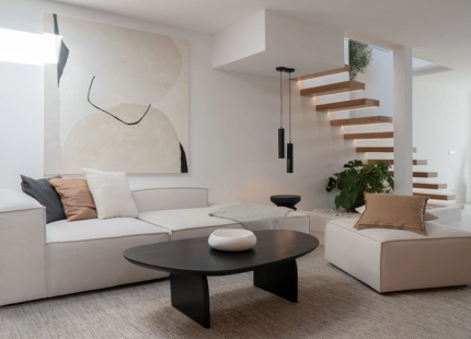 VILLA DE ESTILO MEDITERRÁNEO-ESCANDINAVO EN VENTA CERCA DE LA PLAYA DE NUEVA ANDALUCIA