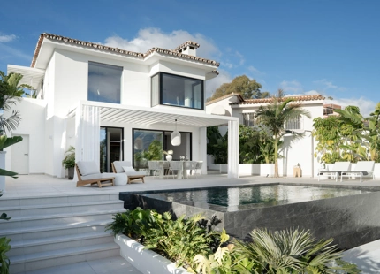 VILLA DE ESTILO MEDITERRÁNEO-ESCANDINAVO EN VENTA CERCA DE LA PLAYA DE NUEVA ANDALUCIA