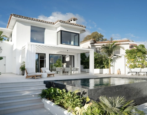 VILLA DE ESTILO MEDITERRÁNEO-ESCANDINAVO EN VENTA CERCA DE LA PLAYA DE NUEVA ANDALUCIA 