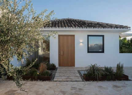 VILLA DE ESTILO MEDITERRÁNEO-ESCANDINAVO EN VENTA CERCA DE LA PLAYA DE NUEVA ANDALUCIA
