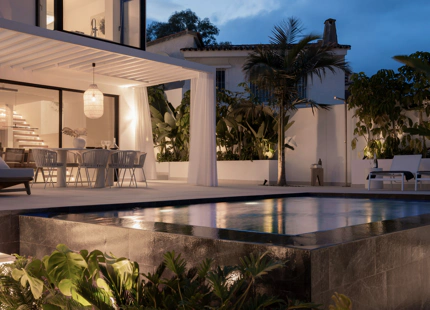 VILLA DE ESTILO MEDITERRÁNEO-ESCANDINAVO EN VENTA CERCA DE LA PLAYA DE NUEVA ANDALUCIA