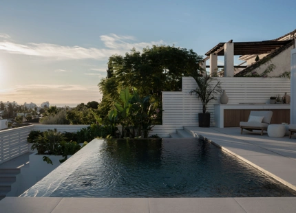 VILLA DE ESTILO MEDITERRÁNEO-ESCANDINAVO EN VENTA CERCA DE LA PLAYA DE NUEVA ANDALUCIA