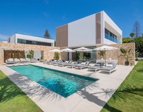 ESPLENDIDA VILLA JUNTO A LA PLAYA EN CORTIJO BLANCO, SAN PEDRO DE ALCÁNTARA