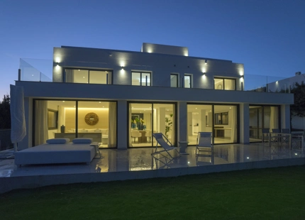 ESPECTACULAR VILLA RECIENTEMENTE RENOVADA EN LAGOMAR, NUEVA ANDALUCÍA