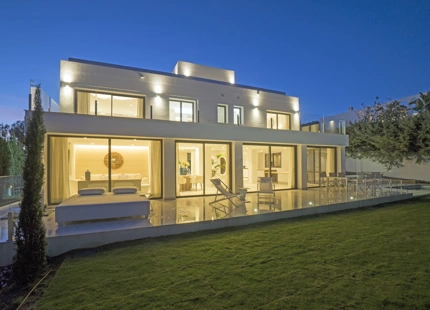 ESPECTACULAR VILLA RECIENTEMENTE RENOVADA EN LAGOMAR, NUEVA ANDALUCÍA