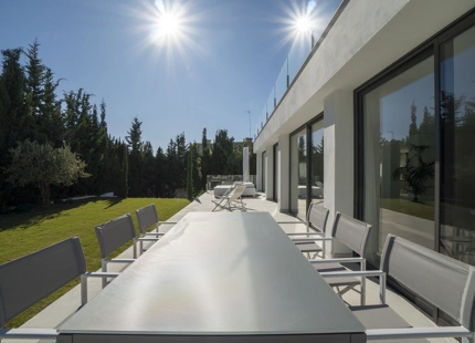 ESPECTACULAR VILLA RECIENTEMENTE RENOVADA EN LAGOMAR, NUEVA ANDALUCÍA
