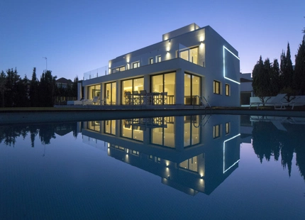 ESPECTACULAR VILLA RECIENTEMENTE RENOVADA EN LAGOMAR, NUEVA ANDALUCÍA