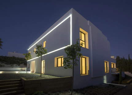 ESPECTACULAR VILLA RECIENTEMENTE RENOVADA EN LAGOMAR, NUEVA ANDALUCÍA