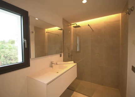 ESPECTACULAR VILLA RECIENTEMENTE RENOVADA EN LAGOMAR, NUEVA ANDALUCÍA