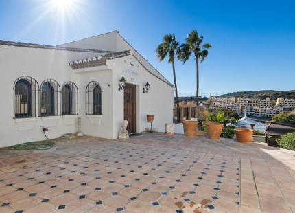 ENCANTADORA VILLA CON VISTAS A LA MONTAÑA Y AL GOLF EN VENTA EN VALLE ROMANO, ESTEPONA