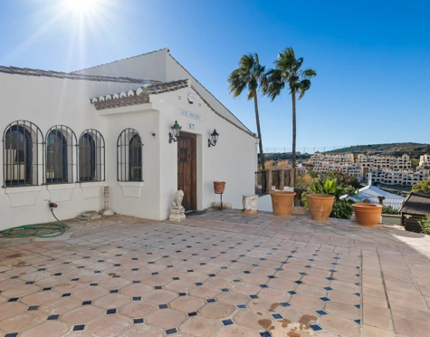 Villa for sale in Valle Romano, Estepona West