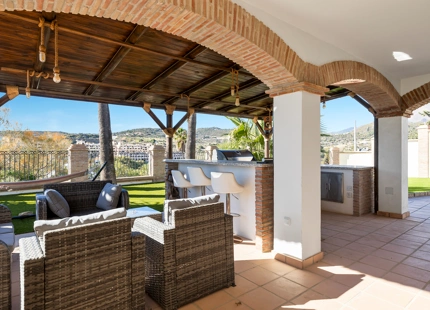 ENCANTADORA VILLA CON VISTAS A LA MONTAÑA Y AL GOLF EN VENTA EN VALLE ROMANO, ESTEPONA
