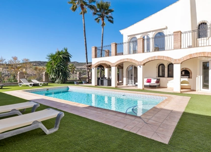 ENCANTADORA VILLA CON VISTAS A LA MONTAÑA Y AL GOLF EN VENTA EN VALLE ROMANO, ESTEPONA