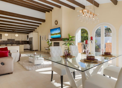 ENCANTADORA VILLA CON VISTAS A LA MONTAÑA Y AL GOLF EN VENTA EN VALLE ROMANO, ESTEPONA