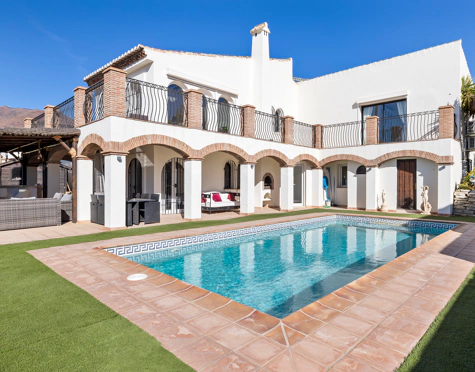ENCANTADORA VILLA CON VISTAS A LA MONTAÑA Y AL GOLF EN VENTA EN VALLE ROMANO, ESTEPONA