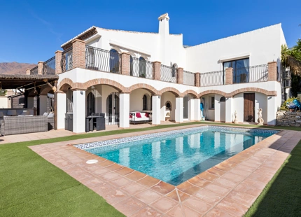 ENCANTADORA VILLA CON VISTAS A LA MONTAÑA Y AL GOLF EN VENTA EN VALLE ROMANO, ESTEPONA
