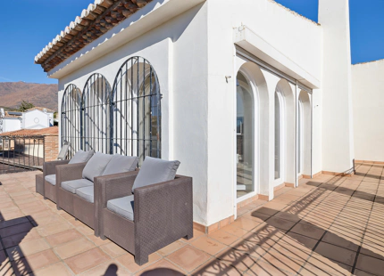 ENCANTADORA VILLA CON VISTAS A LA MONTAÑA Y AL GOLF EN VENTA EN VALLE ROMANO, ESTEPONA