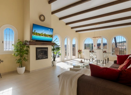 ENCANTADORA VILLA CON VISTAS A LA MONTAÑA Y AL GOLF EN VENTA EN VALLE ROMANO, ESTEPONA