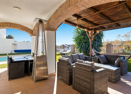 ENCANTADORA VILLA CON VISTAS A LA MONTAÑA Y AL GOLF EN VENTA EN VALLE ROMANO, ESTEPONA