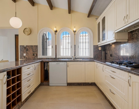 Villa for sale in Valle Romano, Estepona West