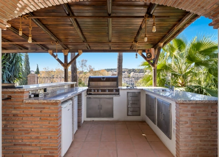 ENCANTADORA VILLA CON VISTAS A LA MONTAÑA Y AL GOLF EN VENTA EN VALLE ROMANO, ESTEPONA