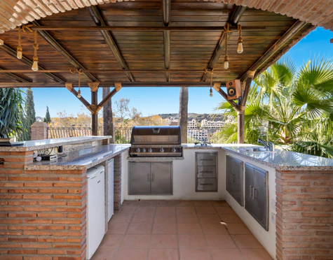 Villa for sale in Valle Romano, Estepona West