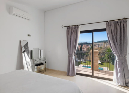 ENCANTADORA VILLA CON VISTAS A LA MONTAÑA Y AL GOLF EN VENTA EN VALLE ROMANO, ESTEPONA