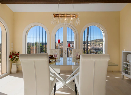 ENCANTADORA VILLA CON VISTAS A LA MONTAÑA Y AL GOLF EN VENTA EN VALLE ROMANO, ESTEPONA
