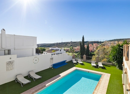 ENCANTADORA VILLA CON VISTAS A LA MONTAÑA Y AL GOLF EN VENTA EN VALLE ROMANO, ESTEPONA