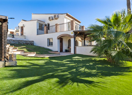 ENCANTADORA VILLA CON VISTAS A LA MONTAÑA Y AL GOLF EN VENTA EN VALLE ROMANO, ESTEPONA