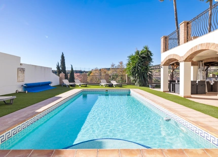 ENCANTADORA VILLA CON VISTAS A LA MONTAÑA Y AL GOLF EN VENTA EN VALLE ROMANO, ESTEPONA