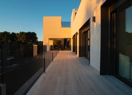 LUJOSA VILLA CONTEMPORÁNEA CON VISTAS AL MEDITERRÁNEO