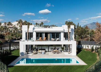 LUXURY VILLA FOR SALE IN EL CAMPANARIO