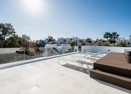 LUXURY VILLA FOR SALE IN EL CAMPANARIO