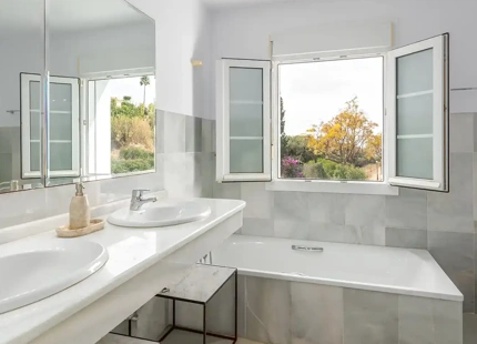 CHARMING ANDALUSIAN-STYLE VILLA FOR SALE IN MARBELLA EAST
