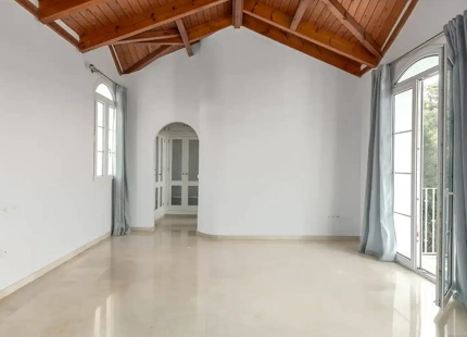 CHARMING ANDALUSIAN-STYLE VILLA FOR SALE IN MARBELLA EAST