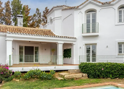 CHARMING ANDALUSIAN-STYLE VILLA FOR SALE IN MARBELLA EAST