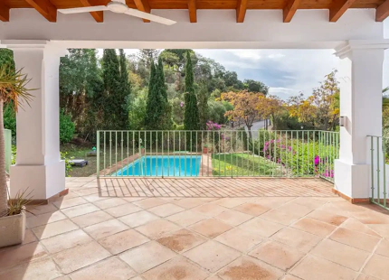 CHARMING ANDALUSIAN-STYLE VILLA FOR SALE IN MARBELLA EAST