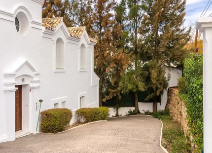 CHARMING ANDALUSIAN-STYLE VILLA FOR SALE IN MARBELLA EAST