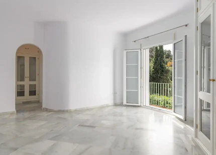 CHARMING ANDALUSIAN-STYLE VILLA FOR SALE IN MARBELLA EAST