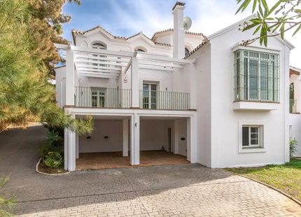 CHARMING ANDALUSIAN-STYLE VILLA FOR SALE IN MARBELLA EAST