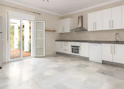 CHARMING ANDALUSIAN-STYLE VILLA FOR SALE IN MARBELLA EAST