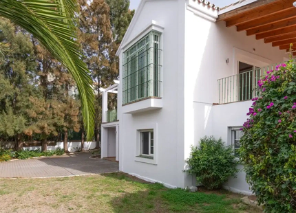 CHARMING ANDALUSIAN-STYLE VILLA FOR SALE IN MARBELLA EAST